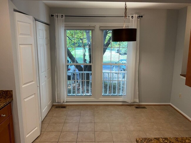 Building Photo - Gorgeous and fully updated 3BR 3.5BA 3 lev...
