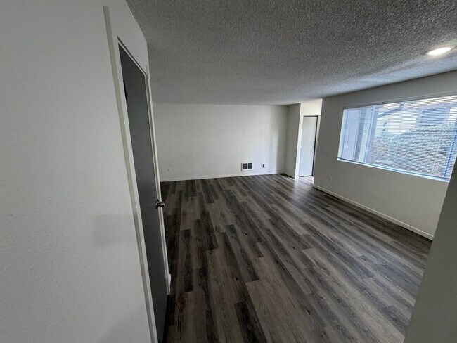 Building Photo - Updated Northgate 2bd 1.5 bath two story unit!