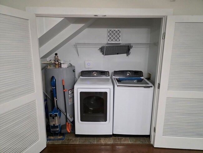 Building Photo - Large 3 Bedroom Townhouse in South Nashville