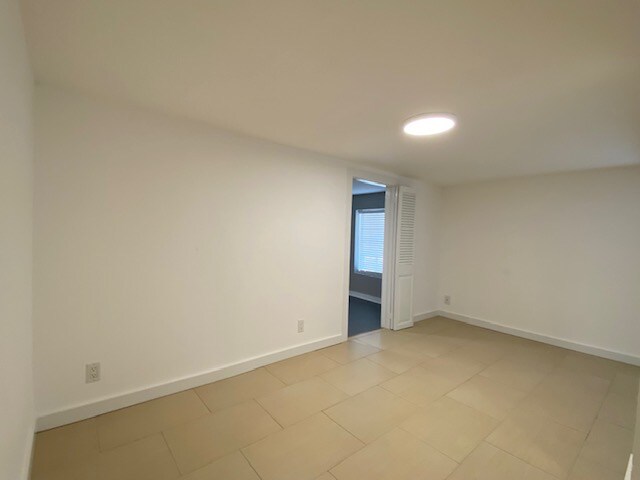 Building Photo - 617 E 11th 1/2 St