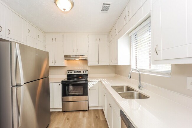 Building Photo - 148 Little Joe Ct