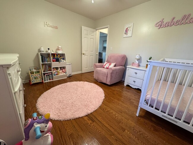 Building Photo - AVAILABLE TO SHOW!