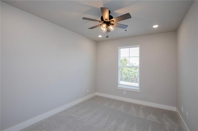 Building Photo - 300 White Oak St