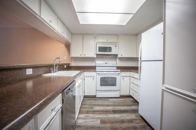 Building Photo - 2301 Mistletoe Dr
