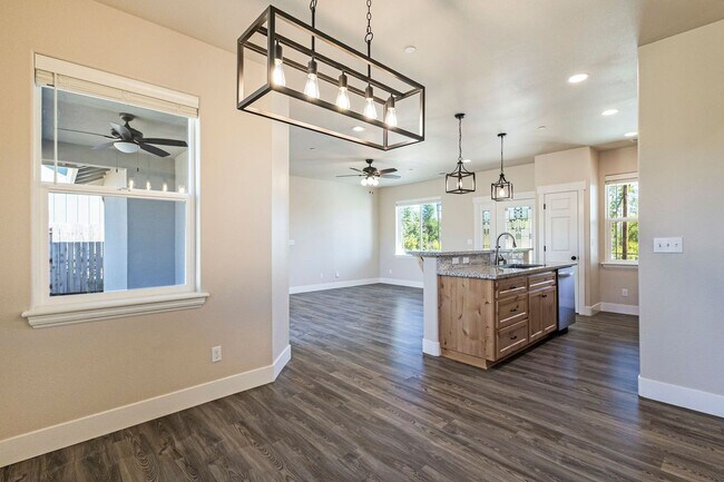 Building Photo - Large 2 Bed, 2 Bath in Paradise. Available...