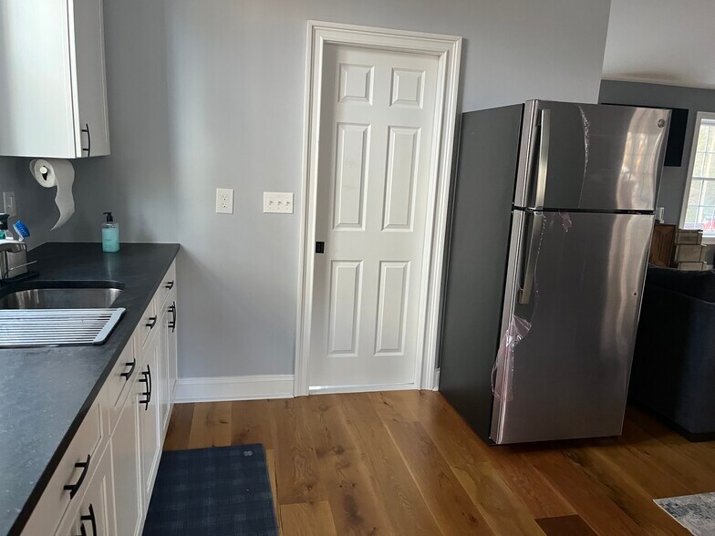 Building Photo - 9 King Phillip Trl