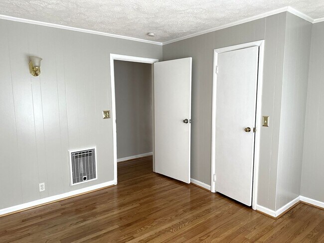 Building Photo - IMMACULATE ONE LEVEL HOME AVAILABLE IN SUR...