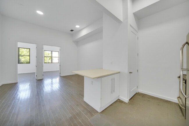 Building Photo - 1106 Halsey St