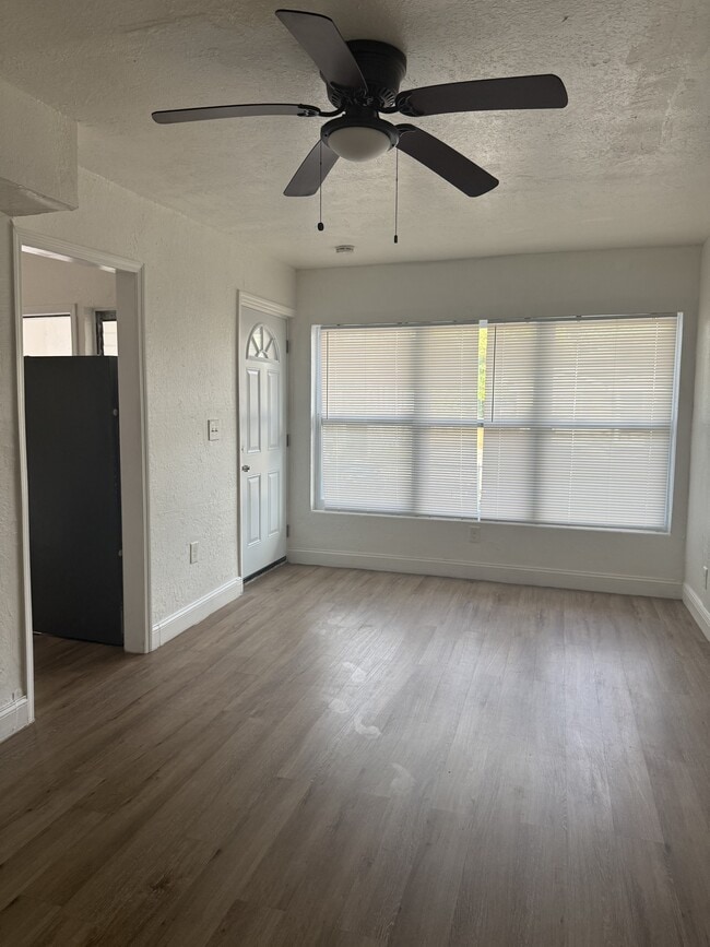 Building Photo - 1154 W 22nd St