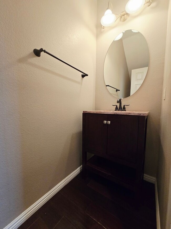 Building Photo - 3 BEDROOM & 2.5 BATH TOWNHOME LOCATED IN GREEN VALLEY  HENDERSON