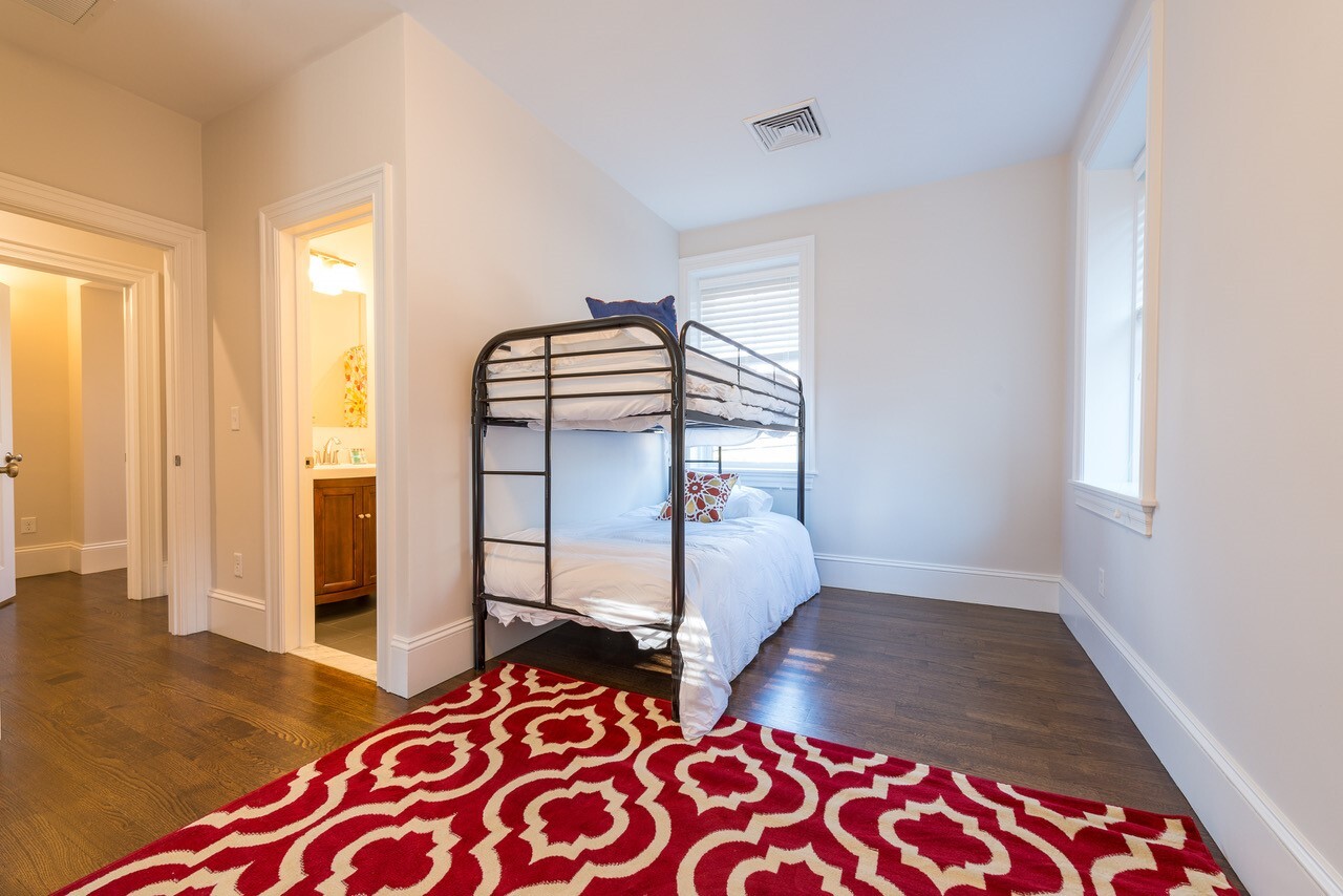 Building Photo - 2044 Beacon St