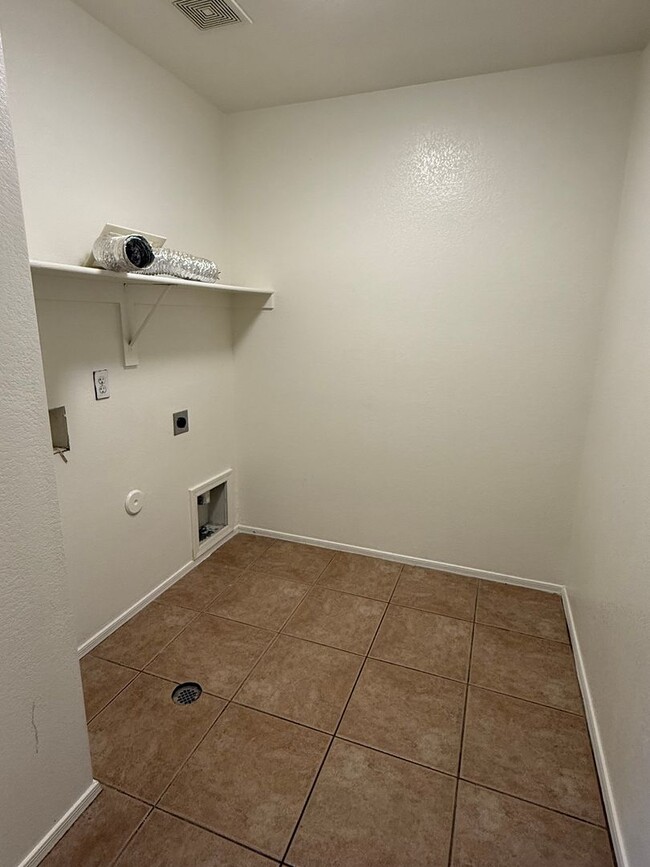 Building Photo - WATERFORD SQUARE COMMUNITY 3 BED 2.5 BATH **ASK ABOUT A MOVE IN SPECIAL!