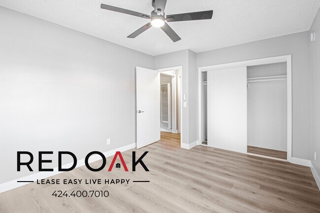 Building Photo - 15405 Vanowen St