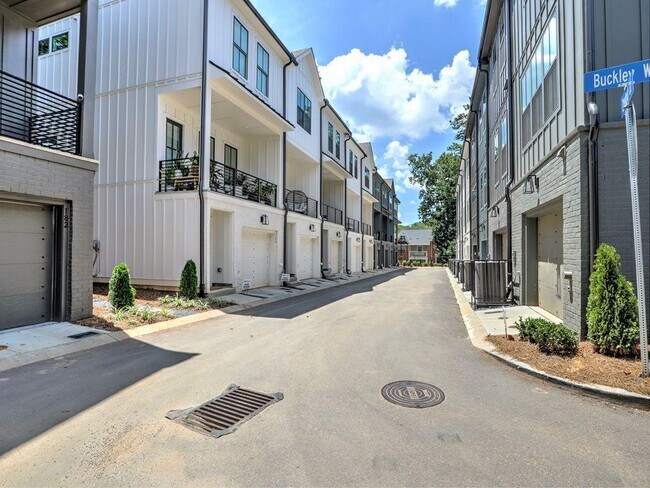 Building Photo - 176 Chestnut Cir