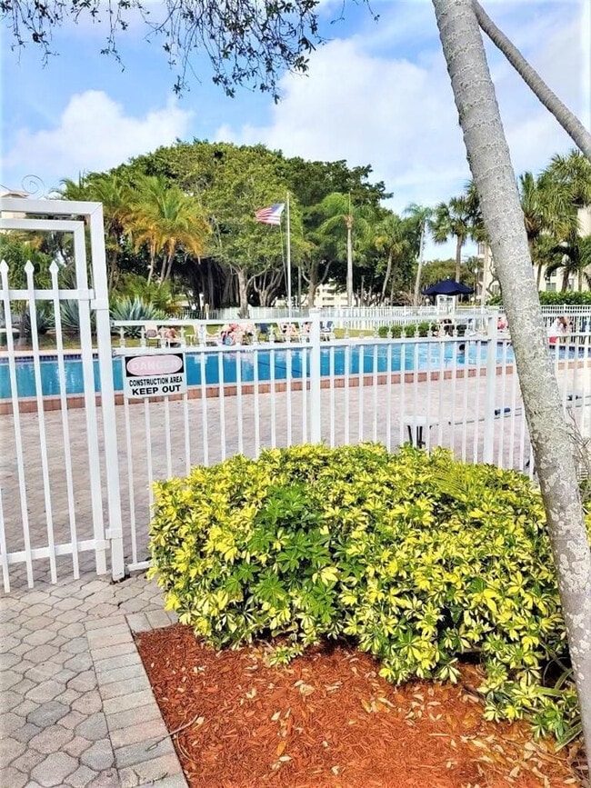 Building Photo - 2691 S Course Dr