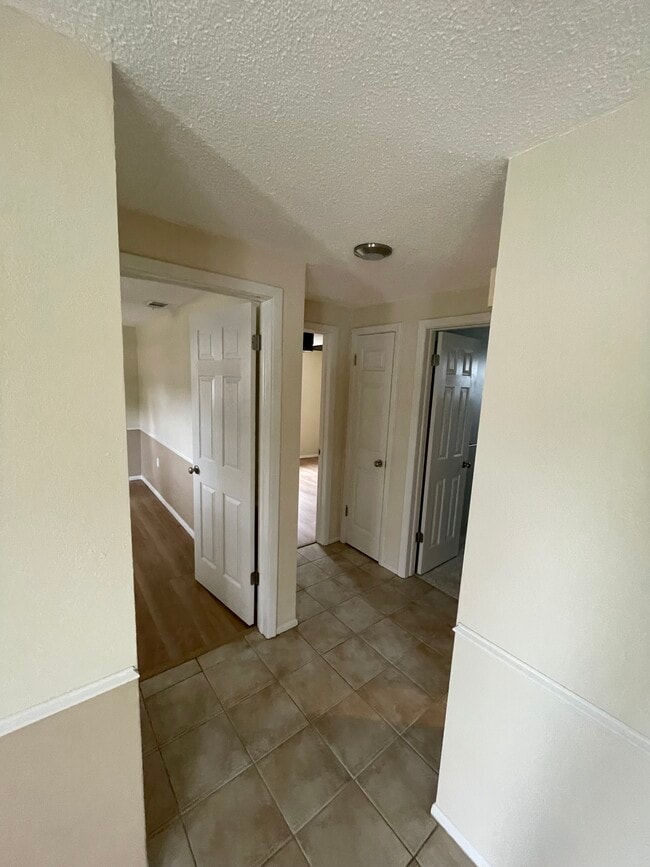 Building Photo - 7040 Brentwood Dr