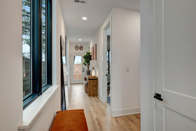 Building Photo - 554 Rosedale Ave