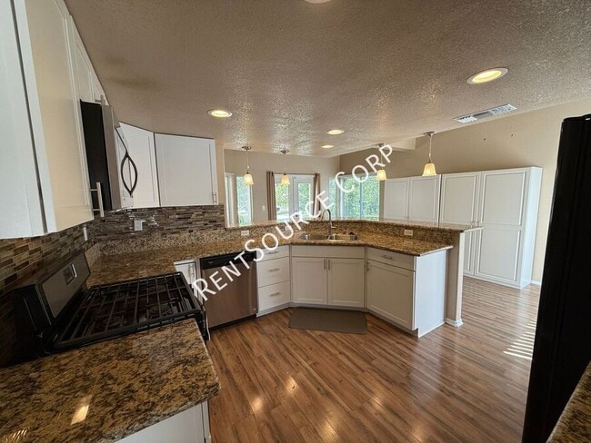 Building Photo - 40270 Homeridge Dr
