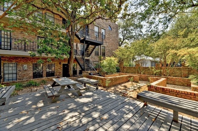 Building Photo - 2801 Rio Grande St