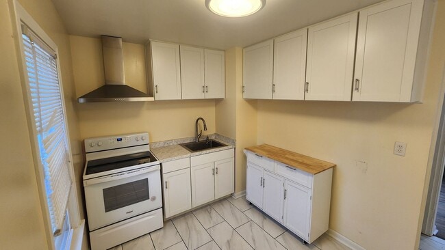 Building Photo - Charming Benson Home