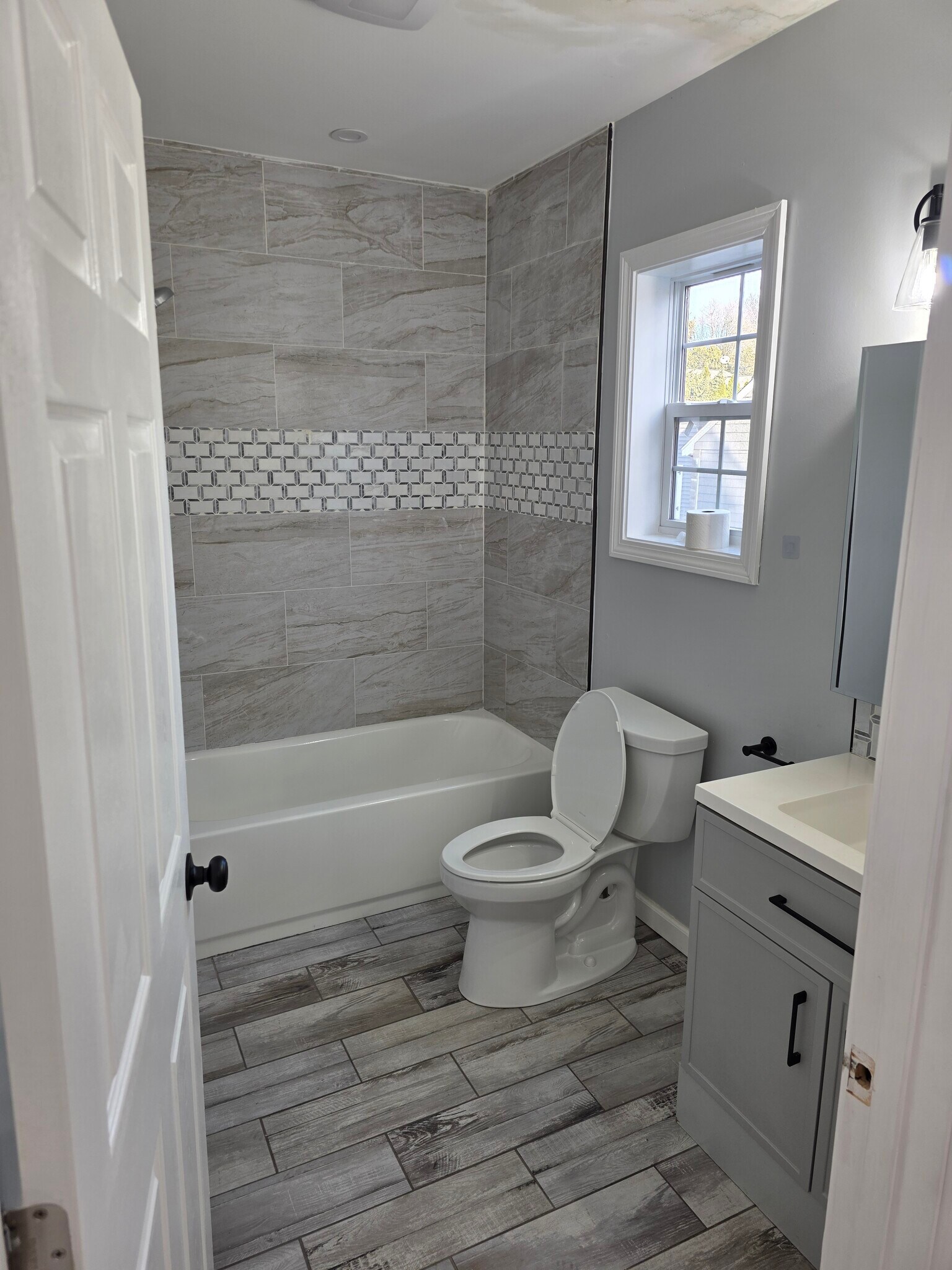 Building Photo - 1352 Bay St