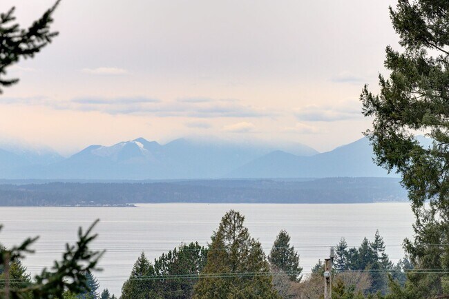 Building Photo - 3Bd/1.75Ba Seattle Condo