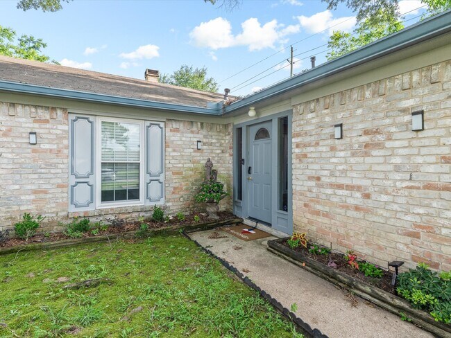 Building Photo - 9811 Charter Ridge Dr