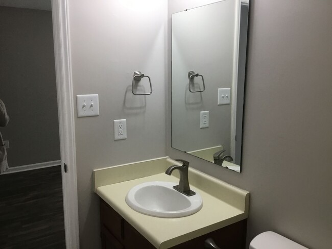 Building Photo - Newly Renovated - 1 Bedroom / 1 Bath Apart...