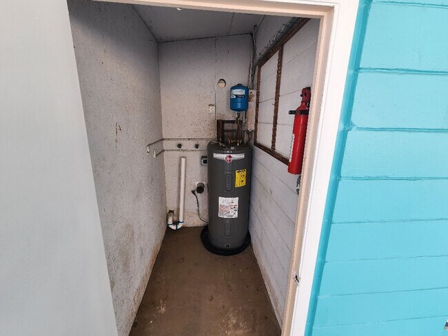 Building Photo - Nice beach side 2/1, walk to beach, restaurants