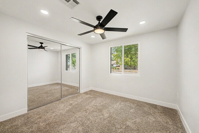 Building Photo - 3701 E Ludlow Dr