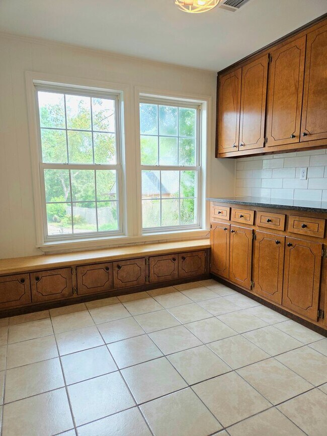 Building Photo - 147 Lakemont Dr