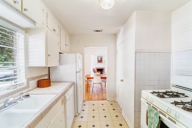 Building Photo - Charming Sycamore Street House