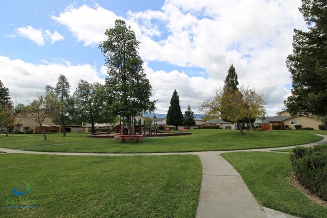 Building Photo - $2,895 Cute cozy 2/1 Condominium in South ...