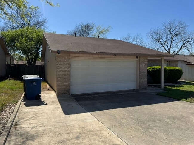 Building Photo - 3 Bed / 2 Bath – Updated Home with Fireplace & Large Backyard