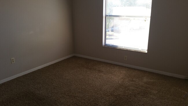 Building Photo - 3 Bed 2.5 Bath Townhome | Gated Community ...