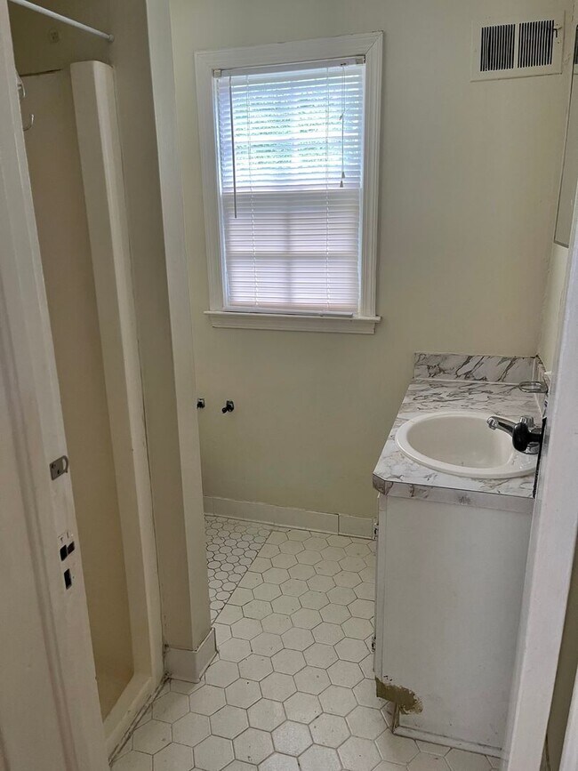 Building Photo - 3 bedroom, 2 bath in  Heathwood Area