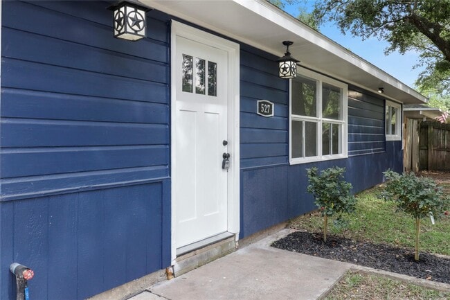 Building Photo - 527 Gardenia St