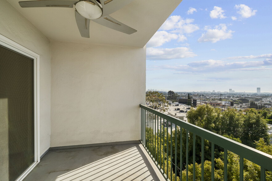 Building Photo - 8550 Holloway Dr