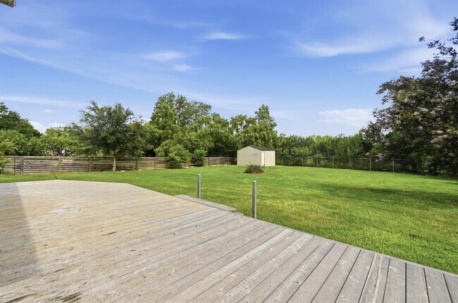 Building Photo - 330 Howard Ln