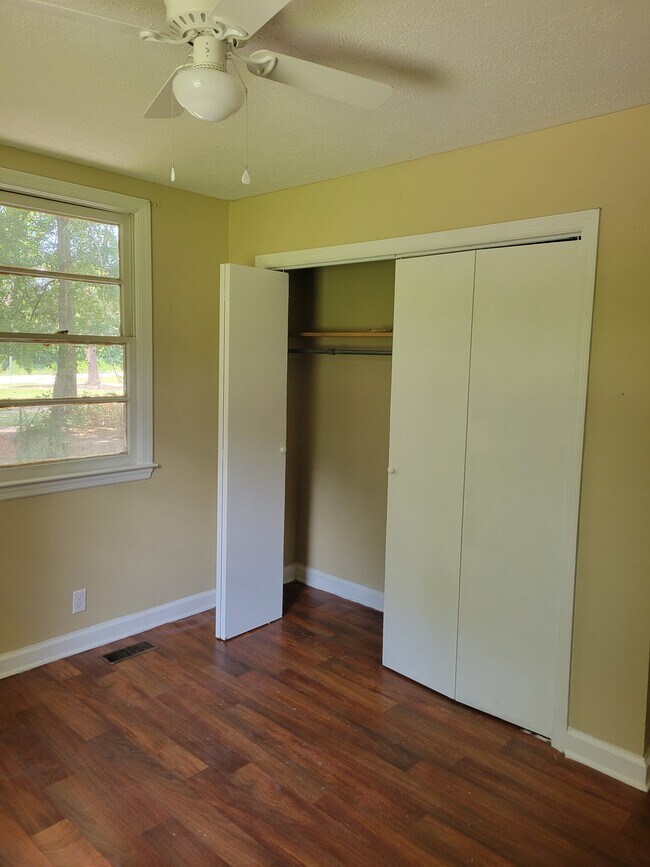 Building Photo - 502 Rosewood Dr