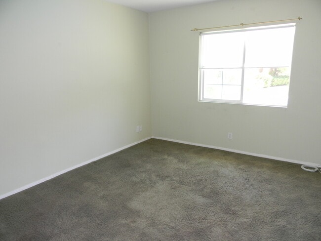 Building Photo - 1342 E Maple Ave