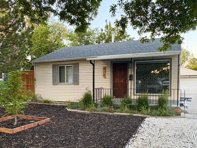 Primary Photo - 2 Bed 1 Bath Home For Rent!
