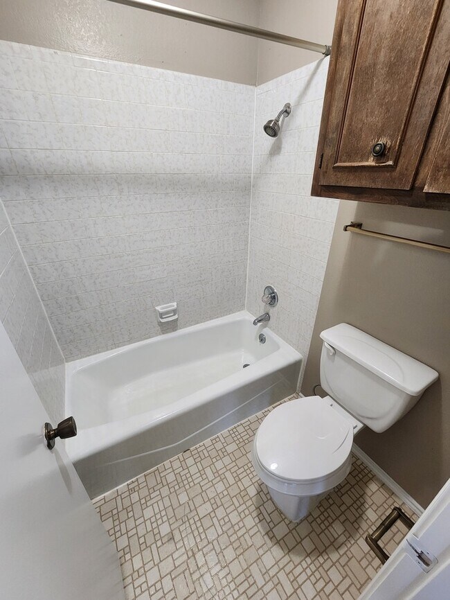 Building Photo - 3 bed 2 bath 2 car garage!