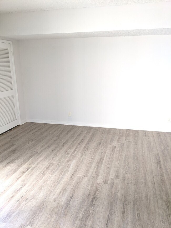 Building Photo - Recently Updated 1 Bd, 1 Bth in desirable midtown Nashville