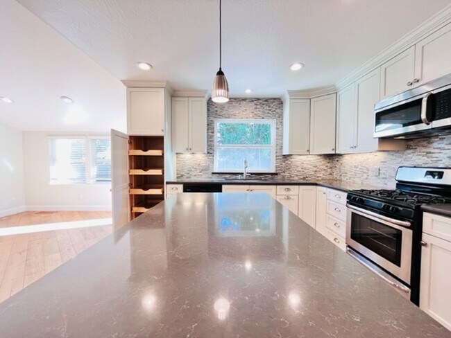 Building Photo - Charming and Move-in Ready 3BD/2BA, Single...