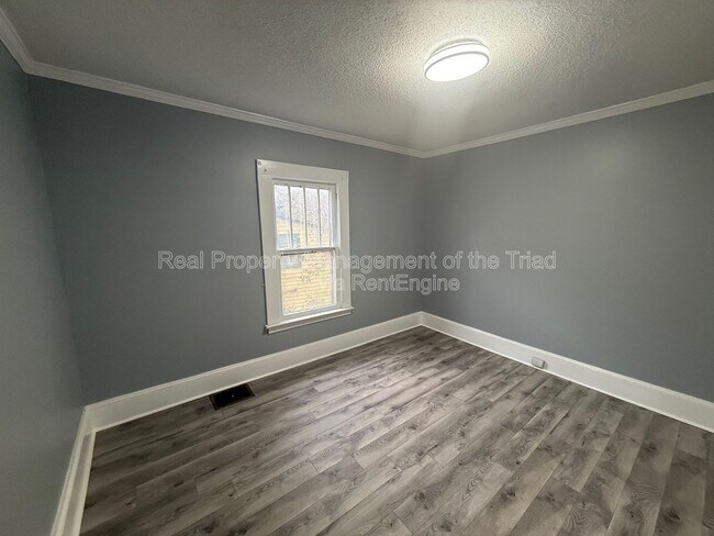 Building Photo - 1514 E 1st St