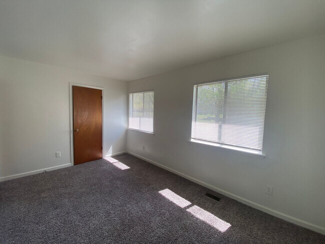 Building Photo - 2 bedroom, 1.5 bath end unit Townhouse near Forest Hills Shopping Center and Downtown Durham NC