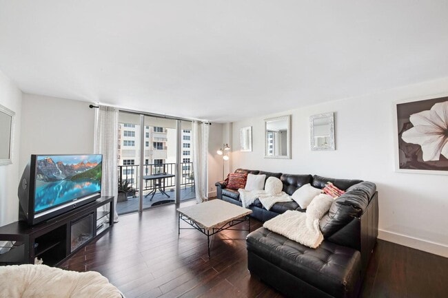 Building Photo - 1147 Hillsboro Mile