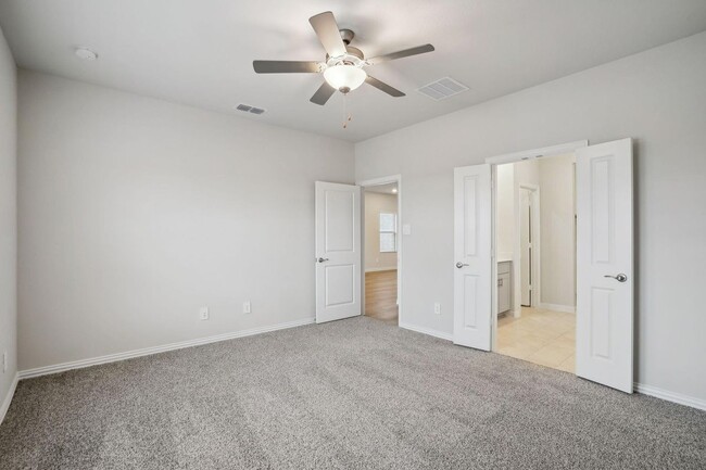 Building Photo - 115 Greenbriar Dr