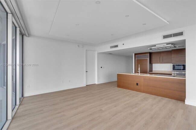 Building Photo - 495 Brickell Ave